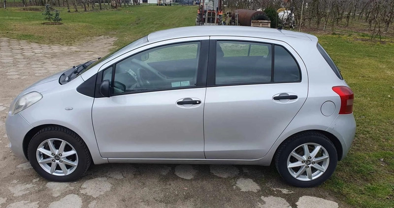Toyota Yaris cena 10900 przebieg: 225000, rok produkcji 2007 z Mikołajki małe 56